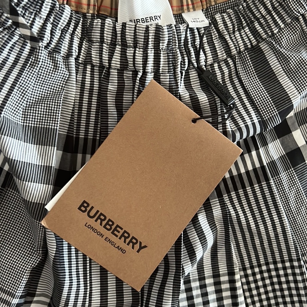 BURBERRY skirt New with tags girls